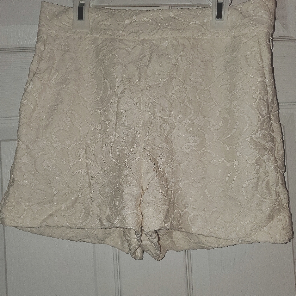 Express size 4 ivory shorts